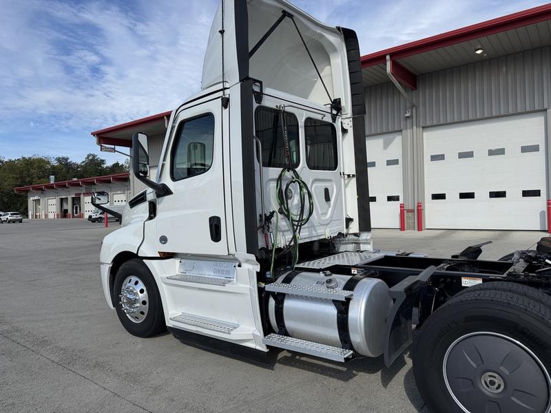 2024 Freightliner Cascadia in Columbus, OH — photo 4