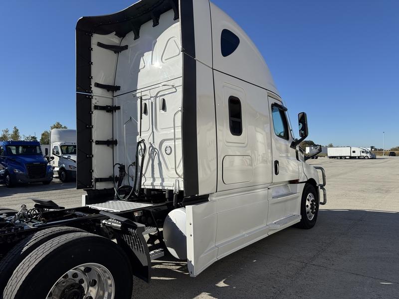 2025 Freightliner Cascadia in Columbus, OH — photo 8