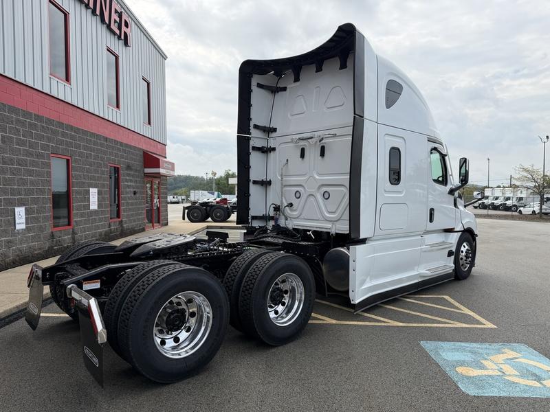 2027 Freightliner Cascadia in Pittsburgh, PA — photo 4