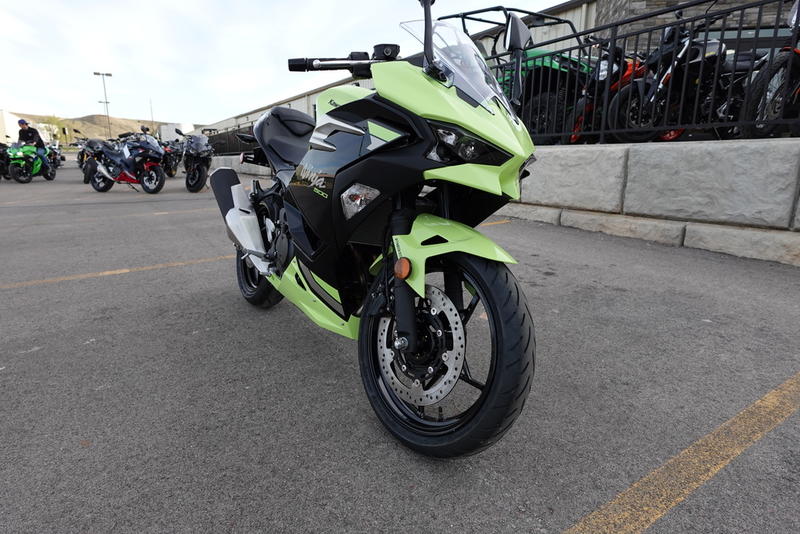2026 Kawasaki Ninja® 500 ABS Metallic Yellowish Green/Ebony