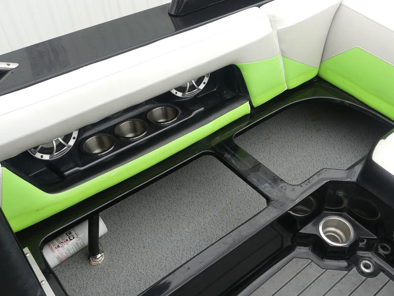 チェンジ 2016 Epic 23V | Boater's World Marine Centers