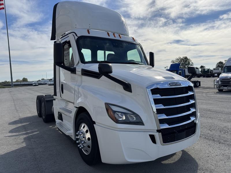 2024 Freightliner Cascadia in Columbus, OH — photo 8