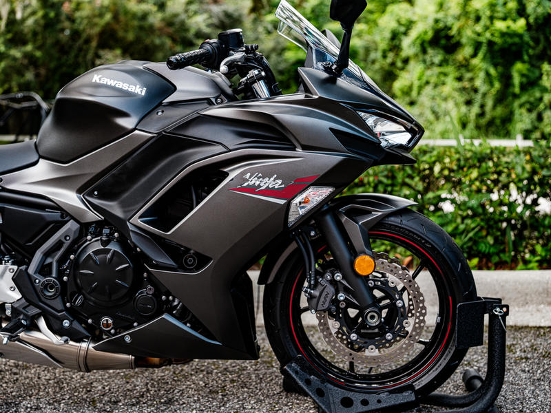 2022 Kawasaki Ninja® 650 Metallic Matte Graphenesteel Gray | RC