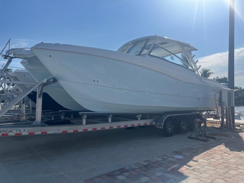 2026 World Cat 325DC | Sara Bay Marine Group