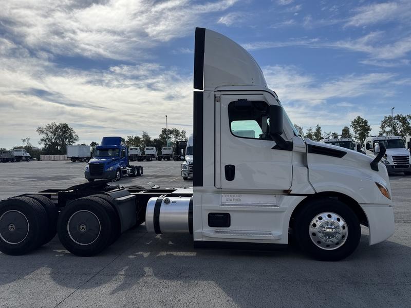 2024 Freightliner Cascadia in Columbus, OH — photo 7