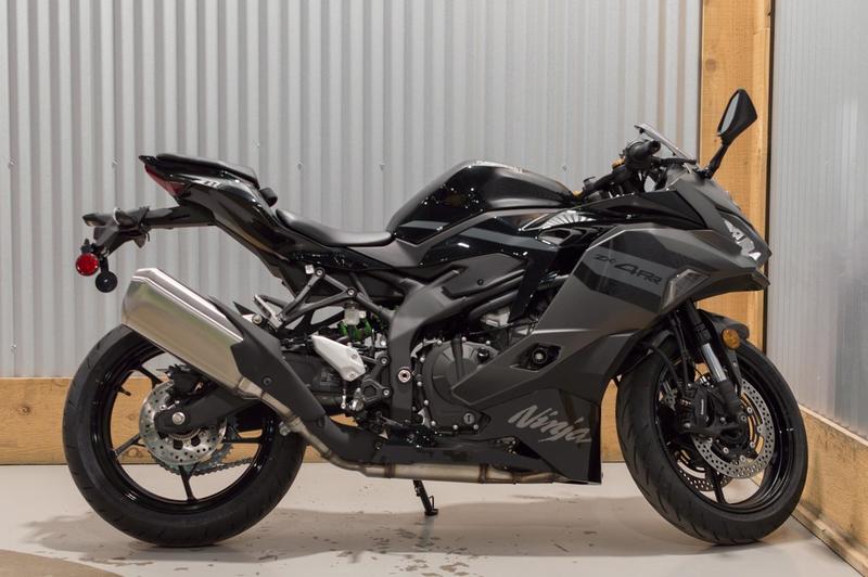 カウンター 2026 Kawasaki Ninja® ZX™-4RR ABS | North American Warhorse