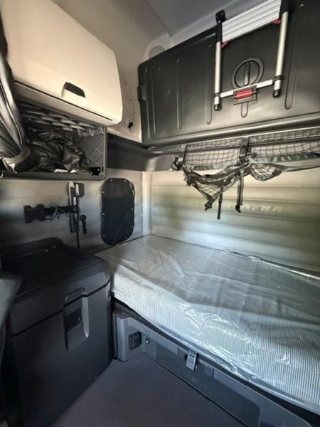 2025 Freightliner Cascadia — photo 8
