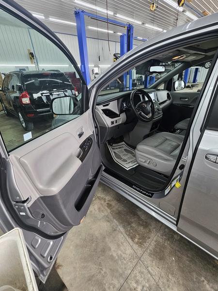 2017 Toyota Sienna XLE - Photo 17