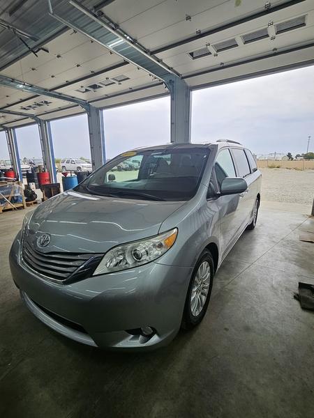 2017 Toyota Sienna XLE - Photo 22