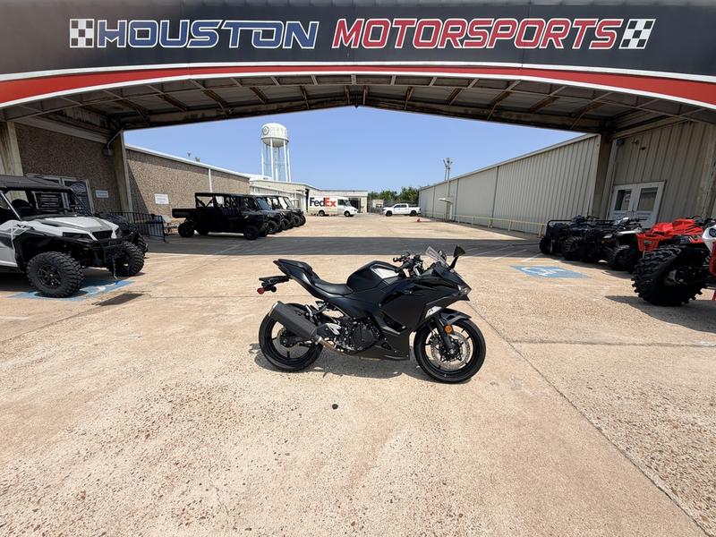 2026 Kawasaki Ninja® 500 ABS Metallic Flat Spark Black TA836T