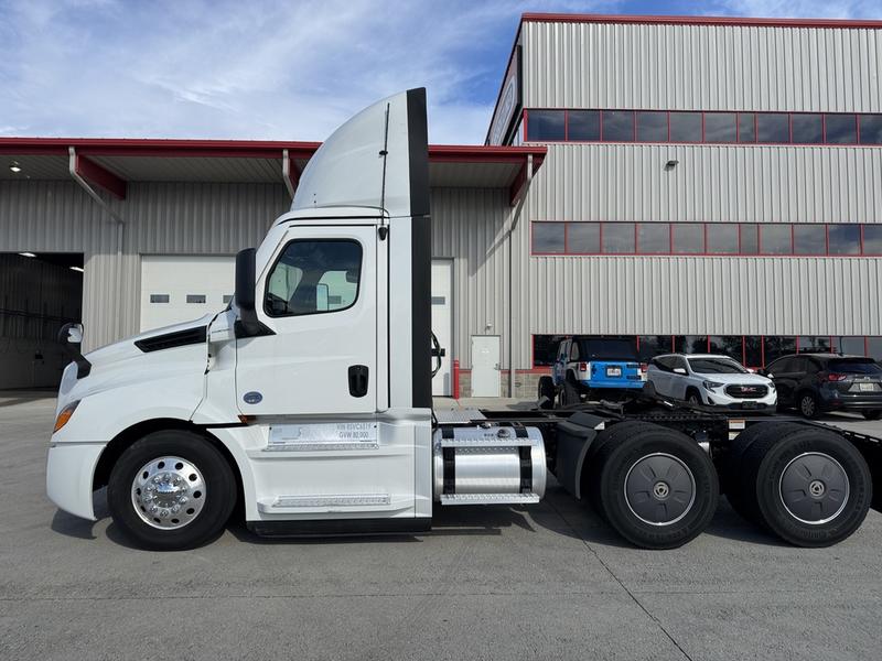 2024 Freightliner Cascadia in Columbus, OH — photo 3