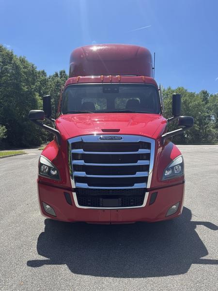 2022 Freightliner Cascadia — photo 2
