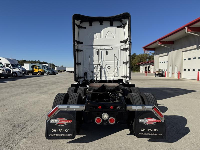 2025 Freightliner Cascadia in Columbus, OH — photo 7