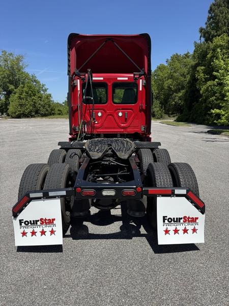 2022 Freightliner Cascadia — photo 6