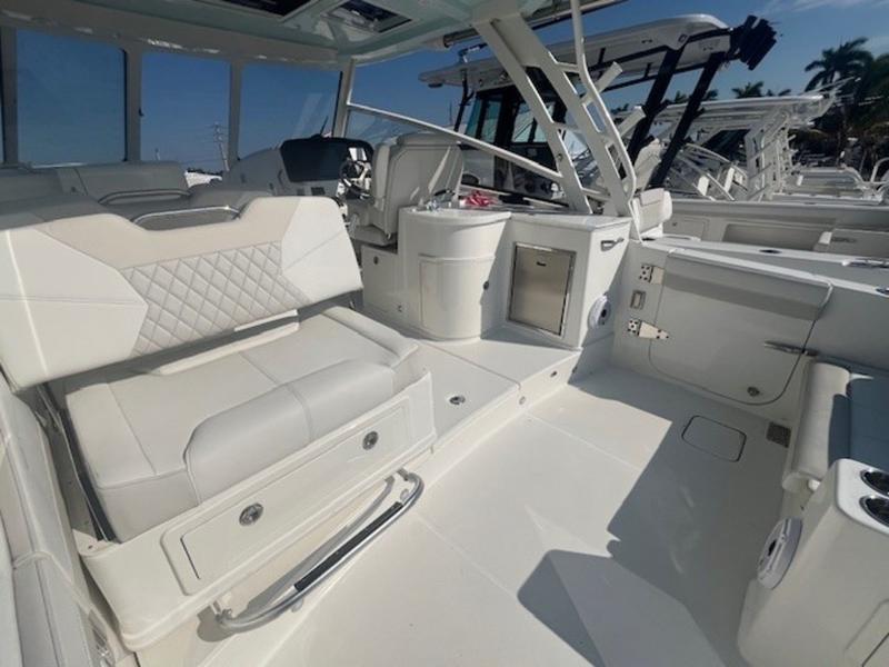 2026 World Cat 325DC | Sara Bay Marine Group