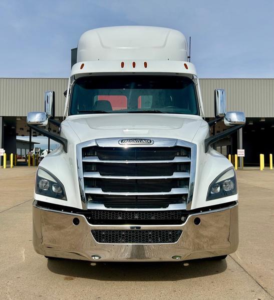 2020 Freightliner Cascadia in Jackson — photo 2