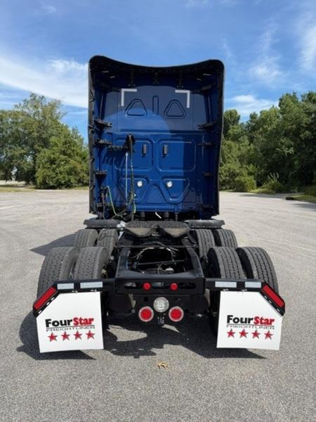 2025 Freightliner Cascadia — photo 3