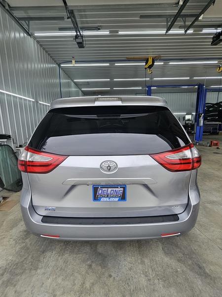 2017 Toyota Sienna XLE - Photo 7