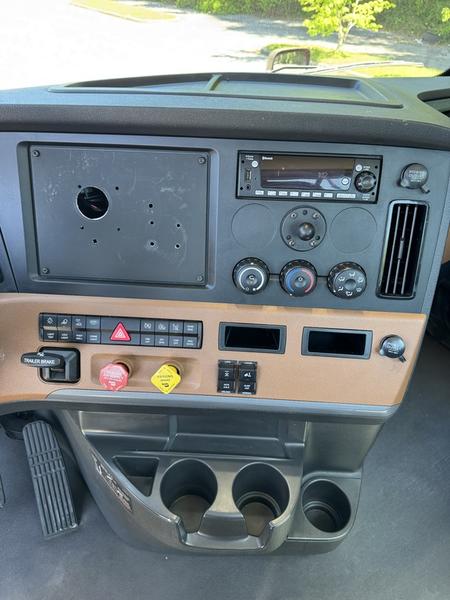 2022 Freightliner Cascadia — photo 8