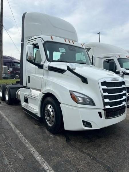 2027 Freightliner Cascadia in Pittsburgh, PA — photo 3