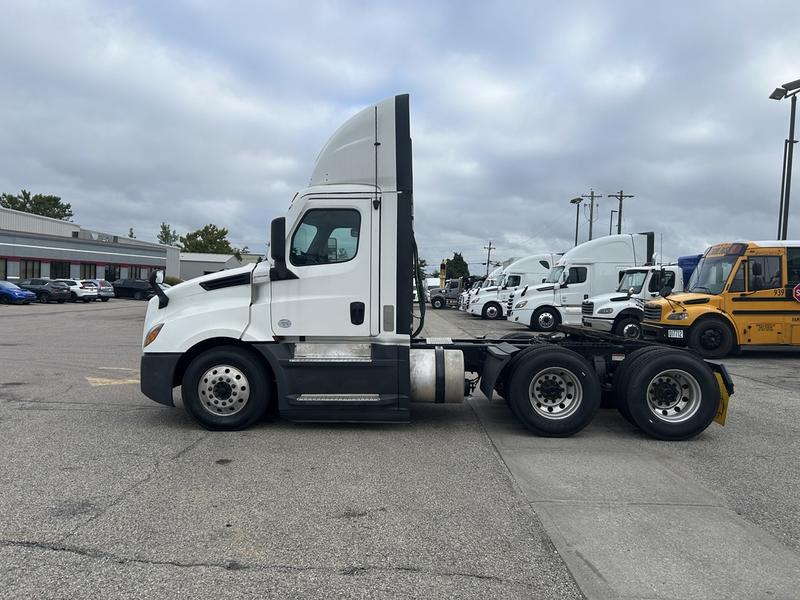 2022 Freightliner Cascadia in Walton, KY — photo 7