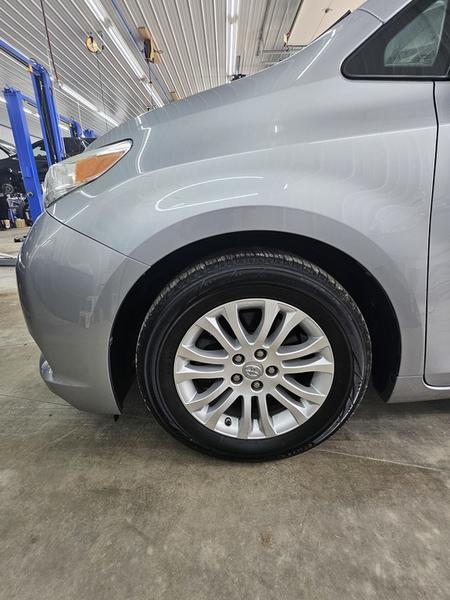 2017 Toyota Sienna XLE - Photo 21
