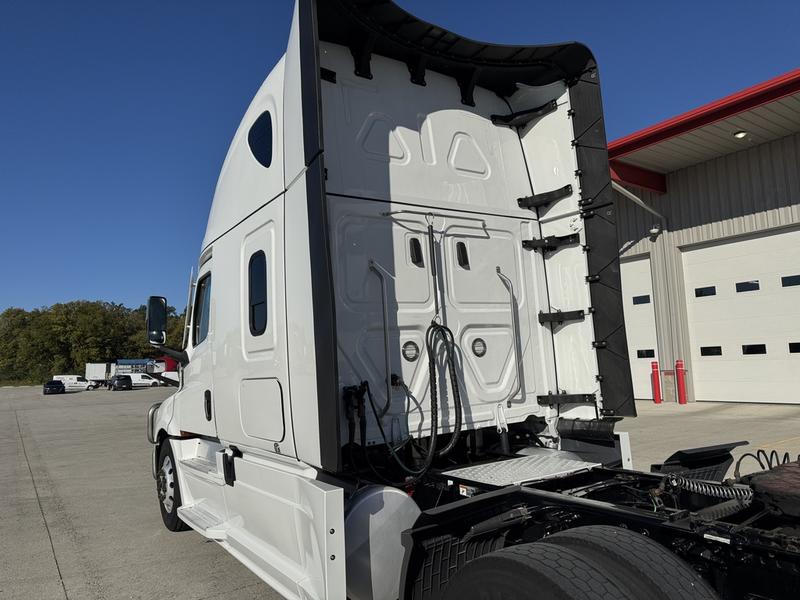 2025 Freightliner Cascadia in Columbus, OH — photo 6