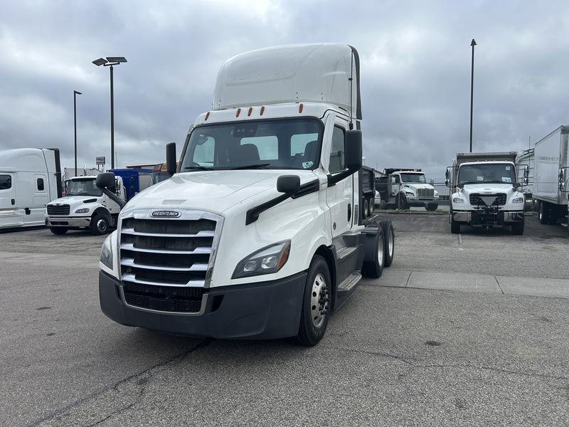 2022 Freightliner Cascadia in Walton, KY — photo 2