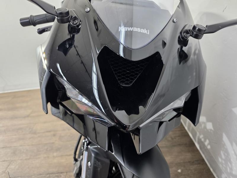 2024 Kawasaki Ninja® ZX™-6R Metallic Flat Spark Black/Ebony