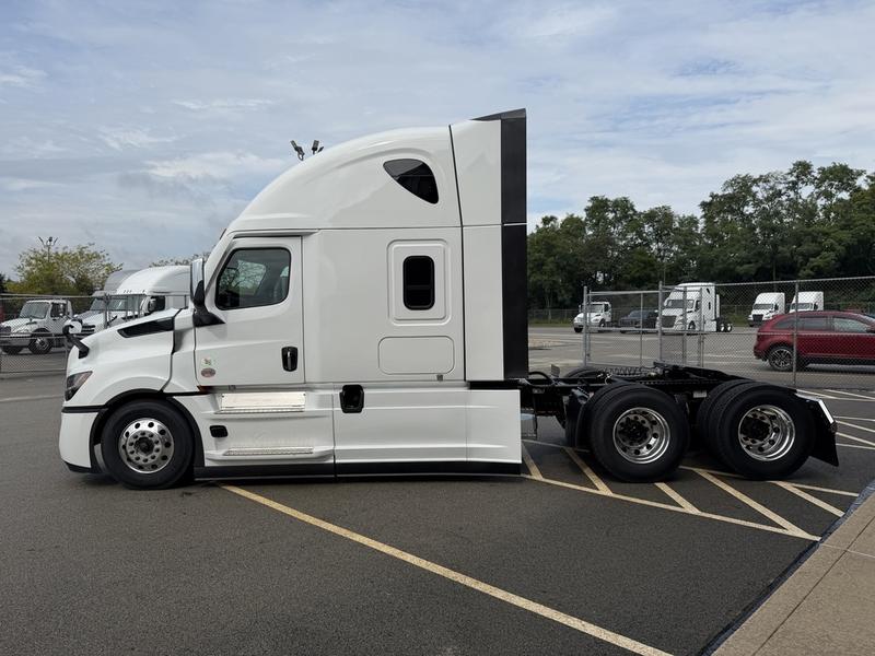 2027 Freightliner Cascadia in Pittsburgh, PA — photo 8