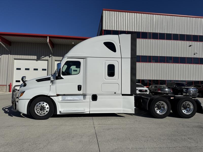 2025 Freightliner Cascadia in Columbus, OH — photo 3