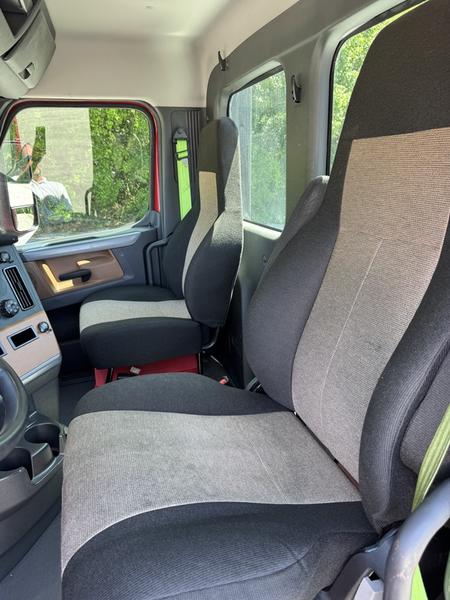 2022 Freightliner Cascadia — photo 7