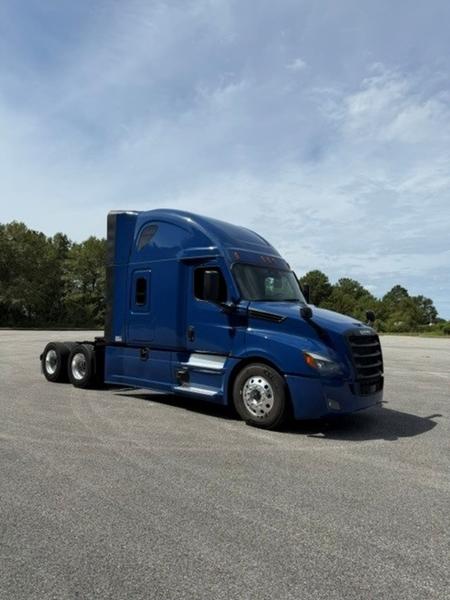 2025 Freightliner Cascadia — photo 2