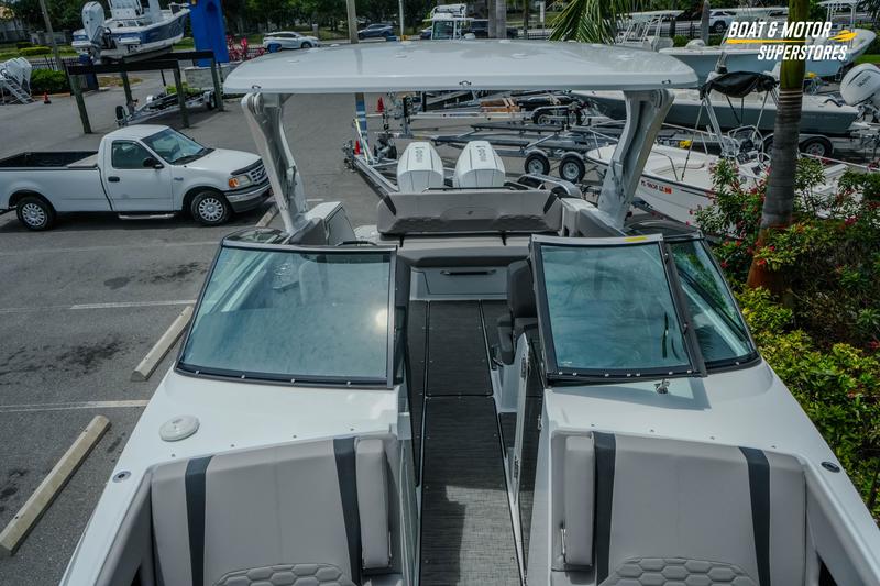 ・3・  2026 Four Winns H9 OB | Boat and Motor Superstores