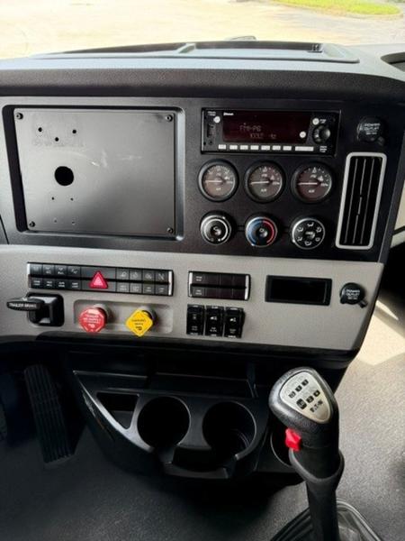 2025 Freightliner Cascadia — photo 5