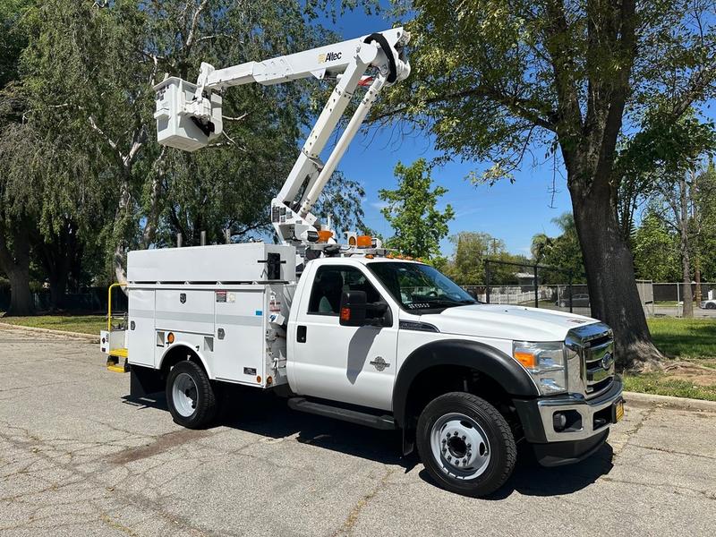 2016 Ford F-550 S.D. Bucket Truck · photo 1 of 15