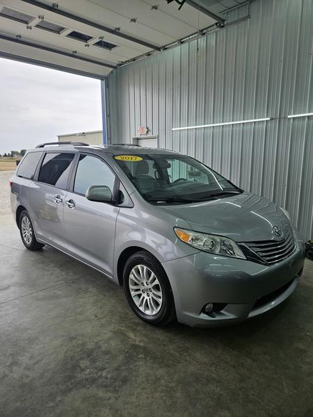2017 Toyota Sienna XLE - Photo 16